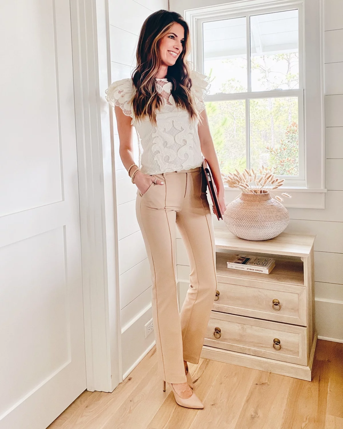 beigefarbene Jeans und weiße Bluse - lässige Frühlingsmode 