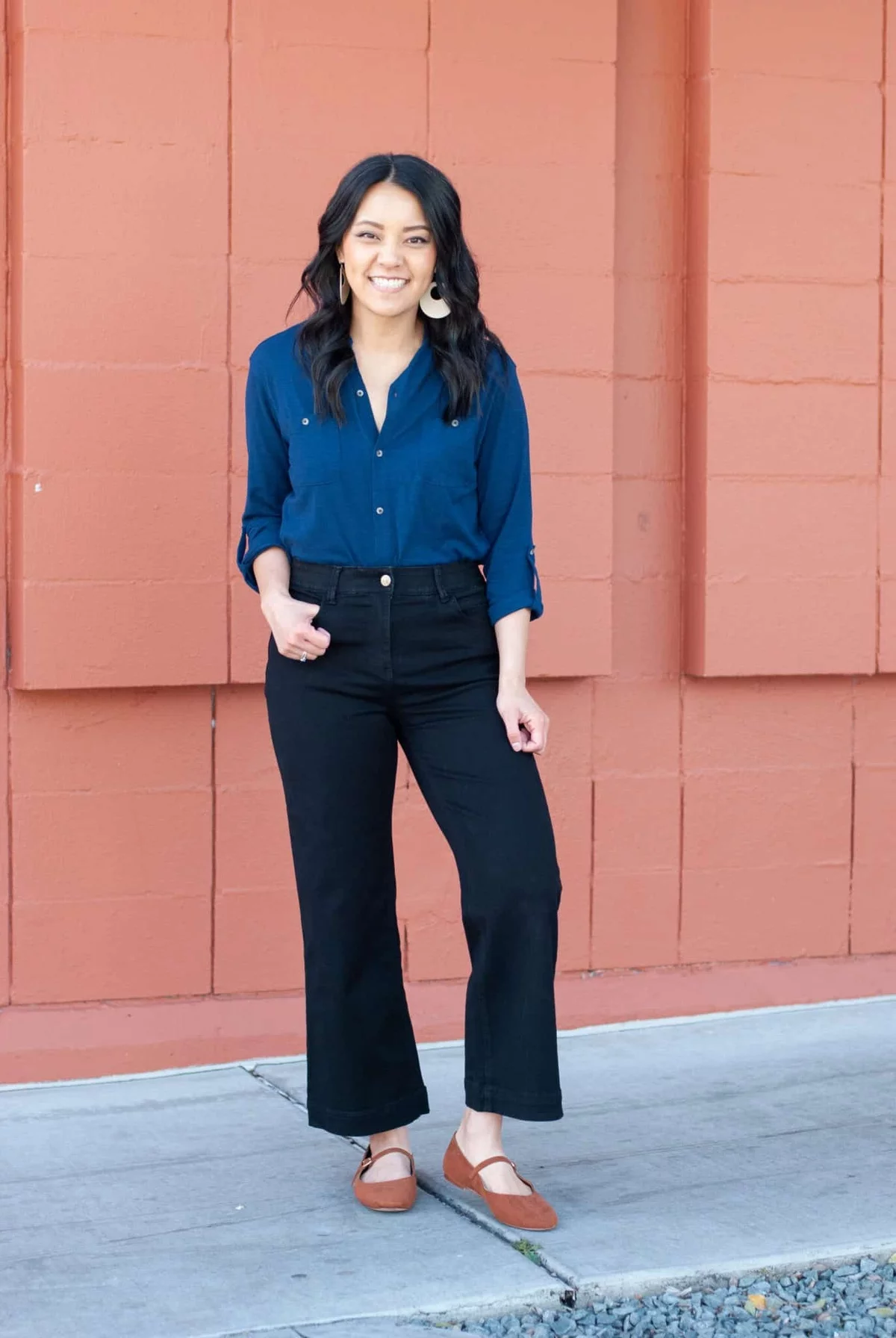  lässige Frühlingsmode in Blau - junge Frau trägt dunkelblaue Hose und marineblaue Bluse
