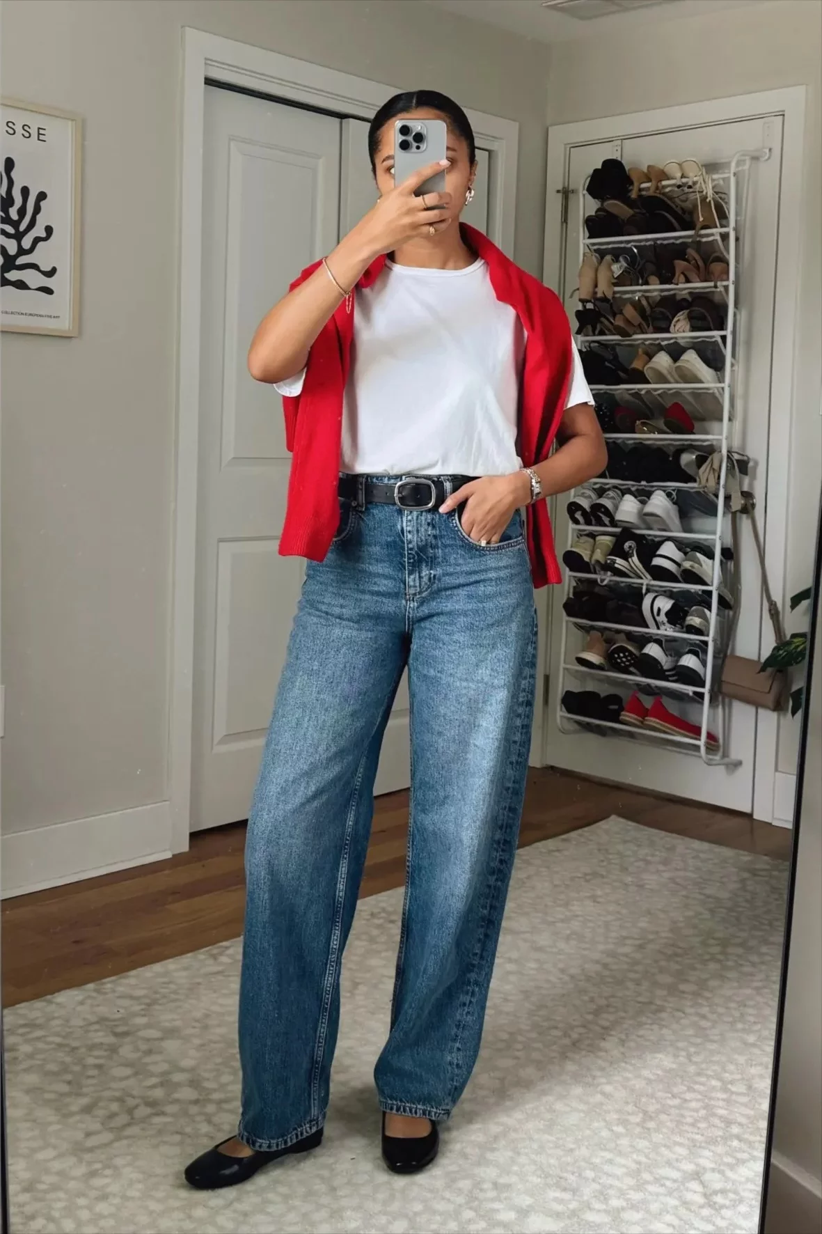 wei0e Jeans weißes T-Shirt und roter Pulli - lässige Frühlingsmode 