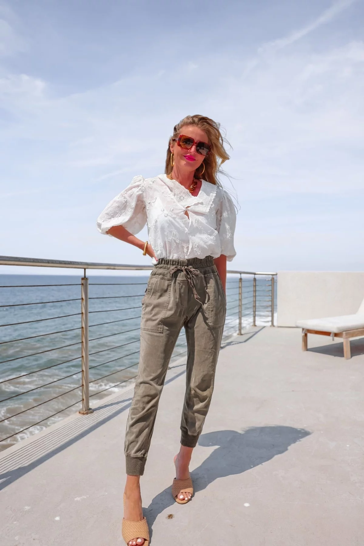  lässige Frühlingsmode - Kaki Jeanshose und weiße Bluse