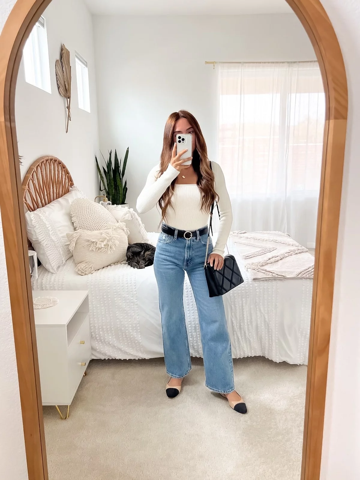 Jeans und weißer Pulli - junge Frau fotografiert vor dem Spiegel 