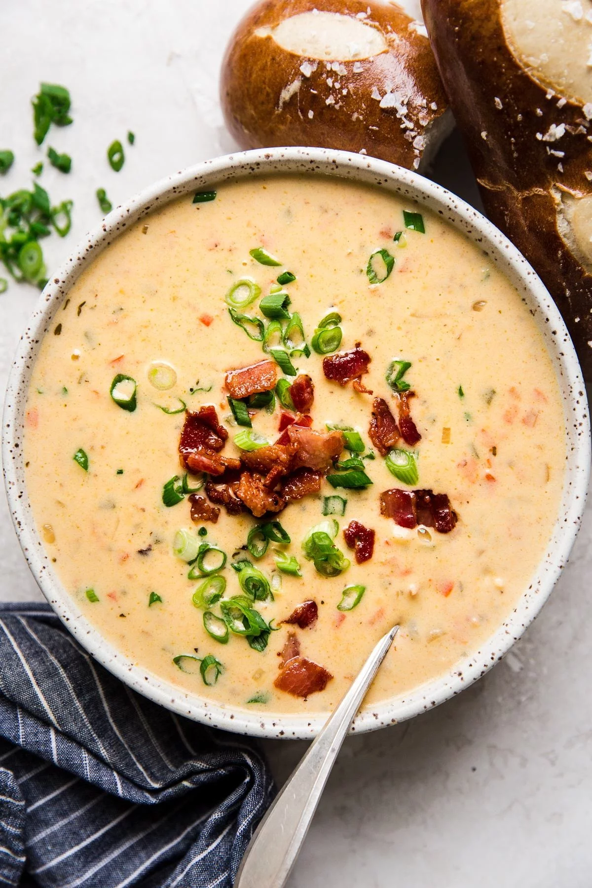 Käsesuppe mit Speck und Schnittlauch zubereiten 