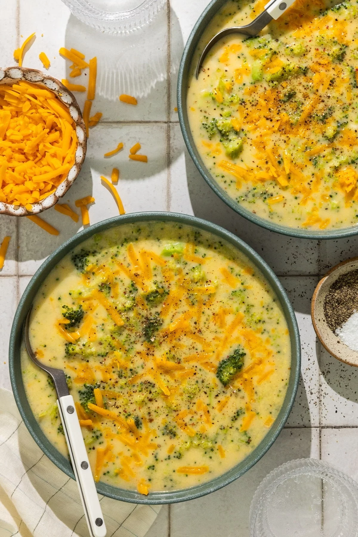 leckere Käsesuppe mit Brokkoli zubereiten 