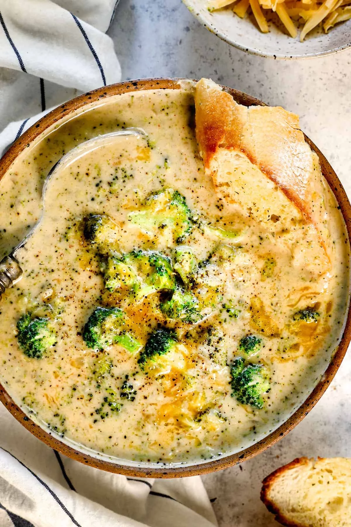 köstliche Suppe mit Käse Brokkoli und Baguette 