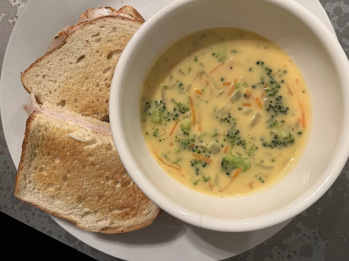 leichte Käsesuppe mit zwei Scheiben Toastbrot