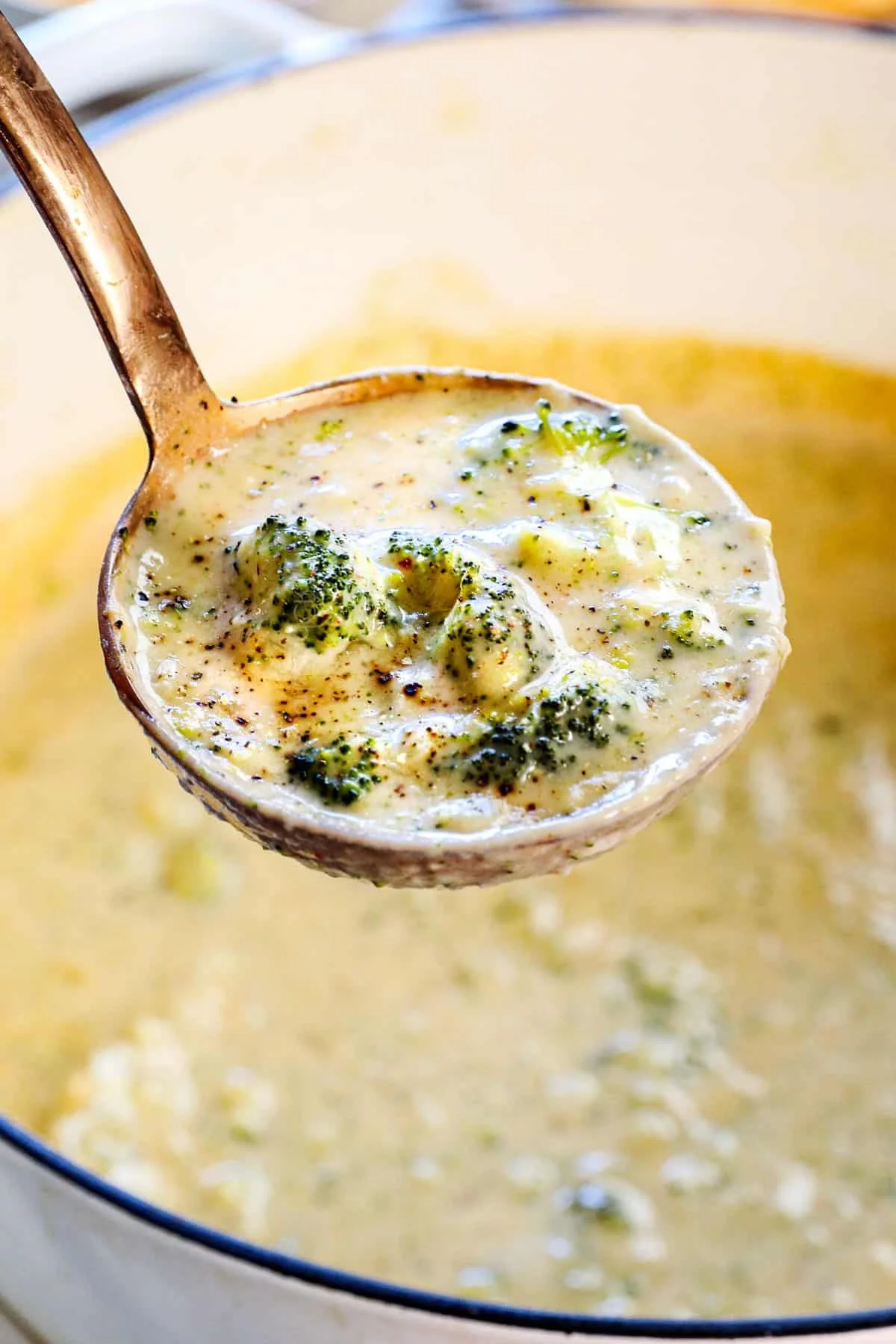 Suppenkelle mit Käsesuppe mit Brokkoli 