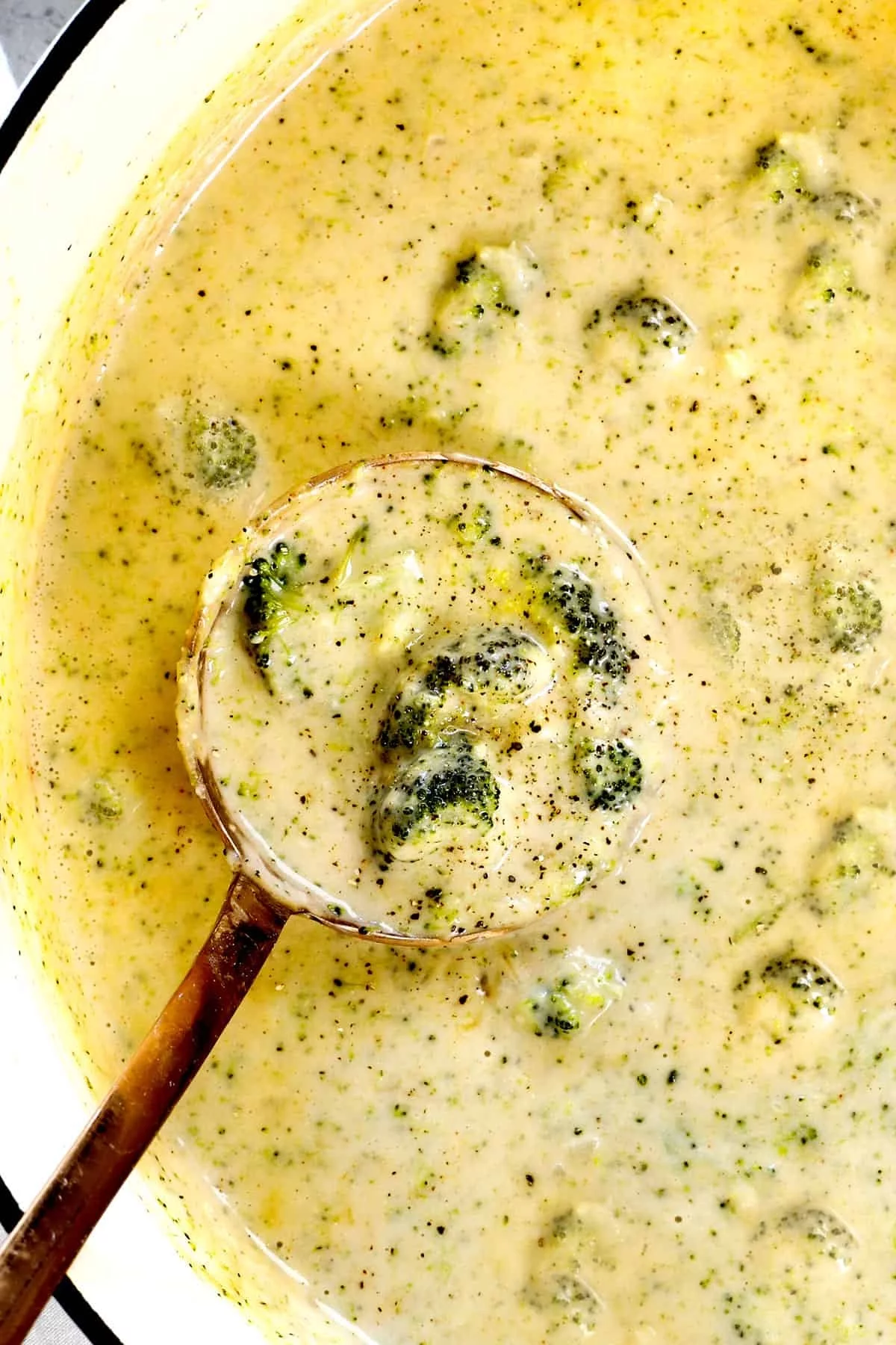 Suppenkelle mit Käsesuppe mit Brokkoli 