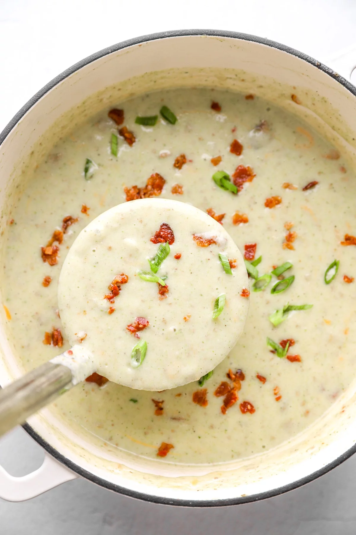 Schüssel mit Käsesuppe mit Speck 