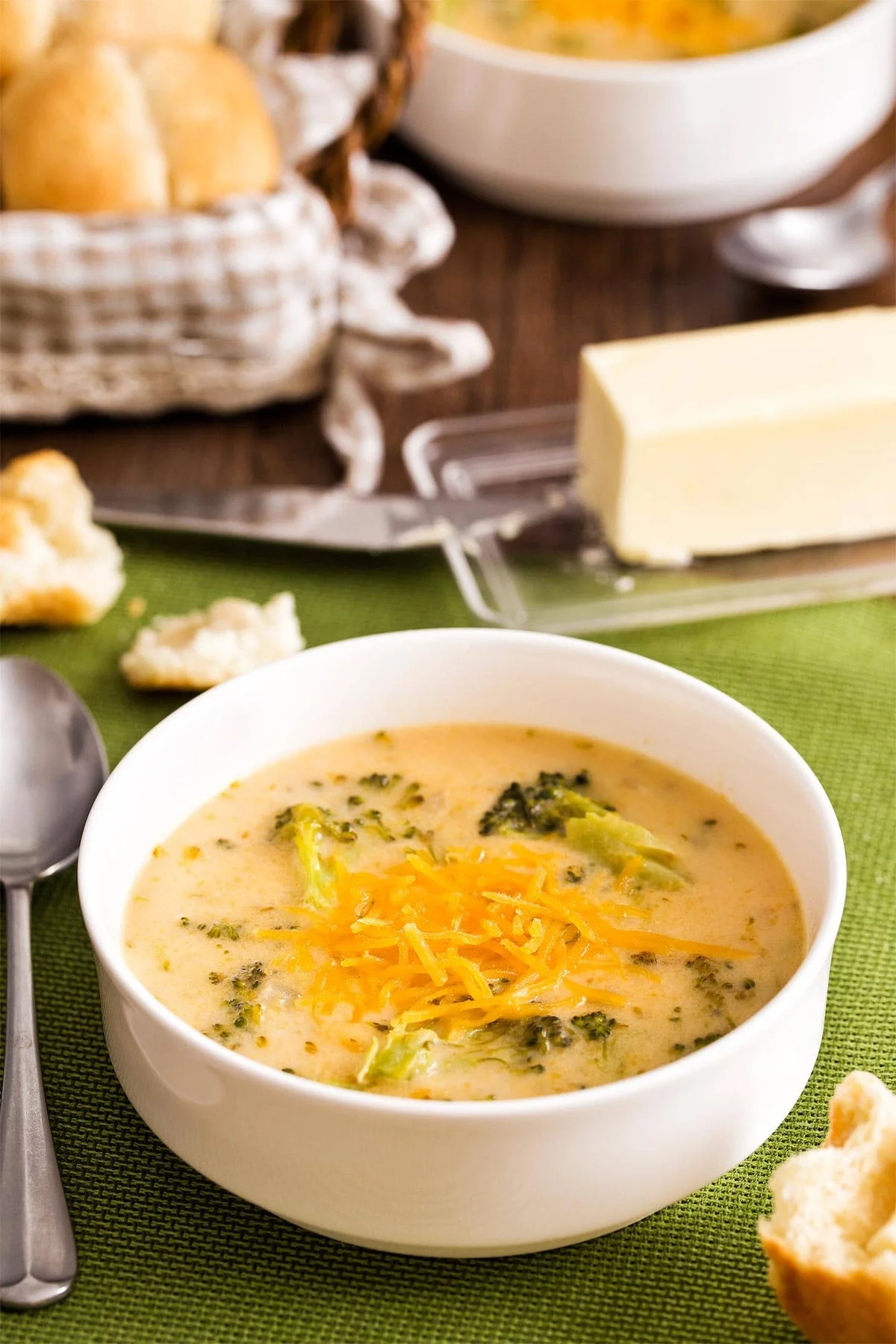gekochte Käsesuppe mit geriebenem Gelbkäse und Brokkoli 