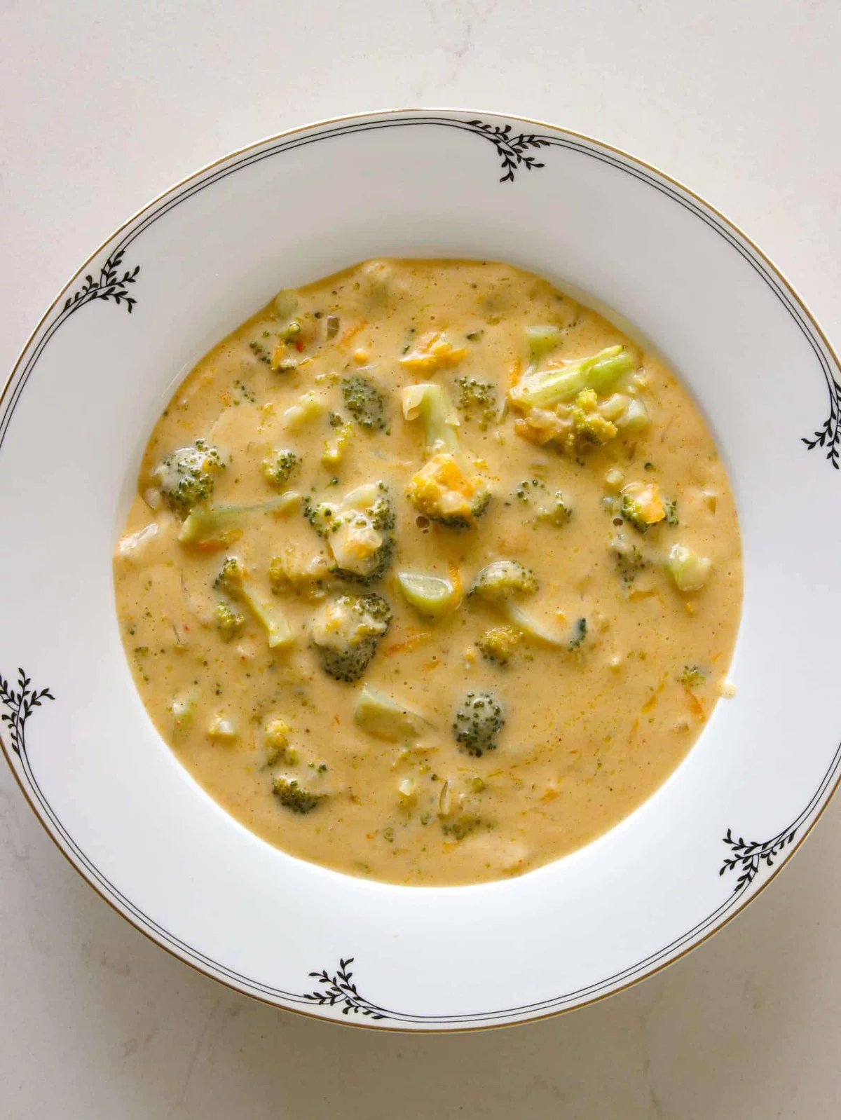 Suppenteller mit appetitlicher Käsesuppe 