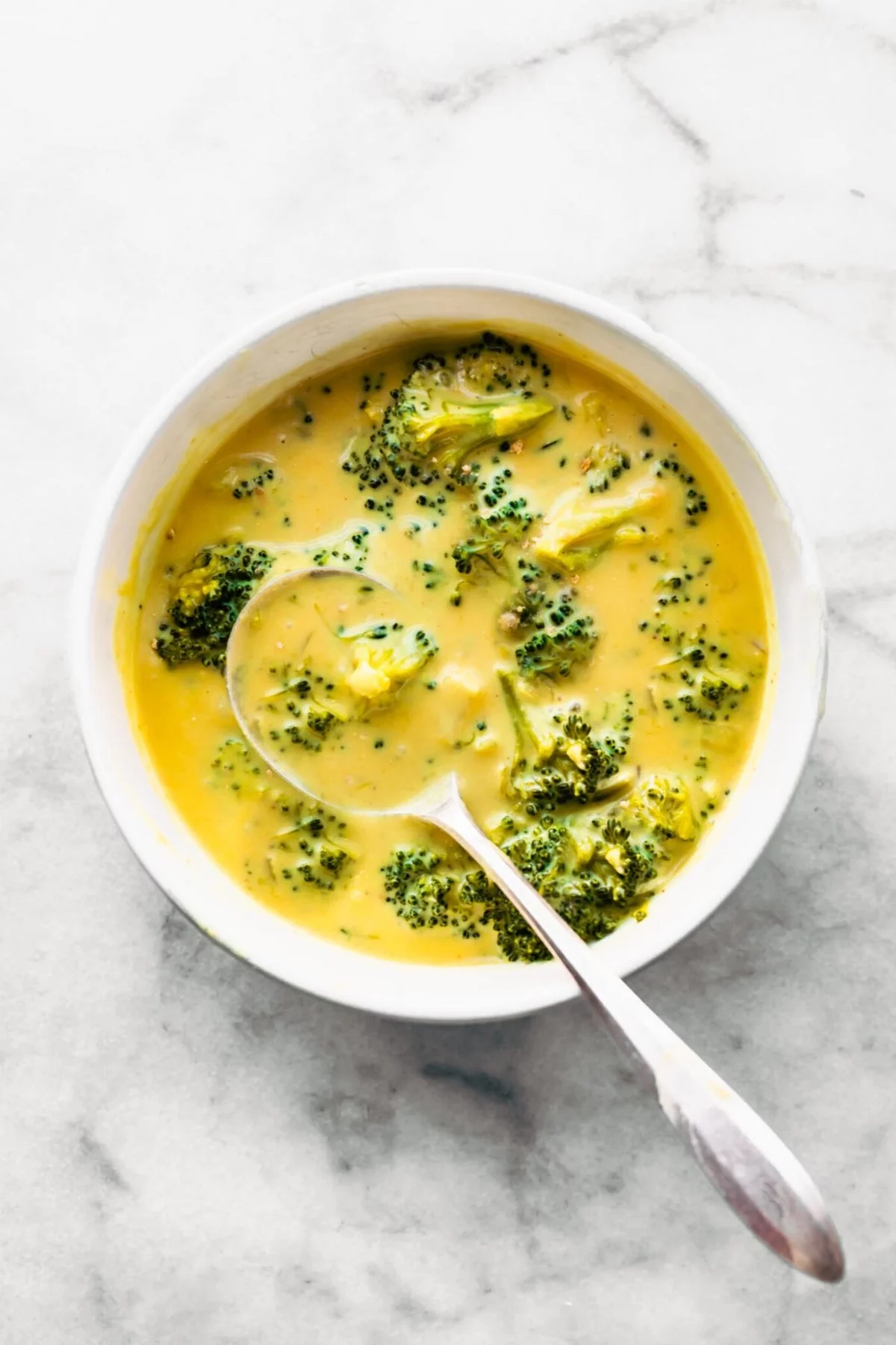 leckere Käsesuppe mit Brokkoli zubereitet 