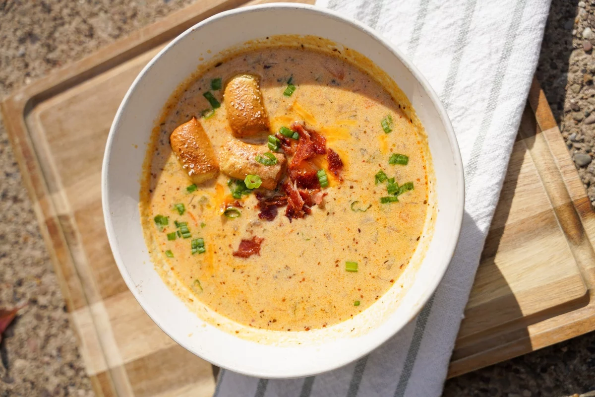 köstliche Käsesuppe mit Speck und Croutons serviert 