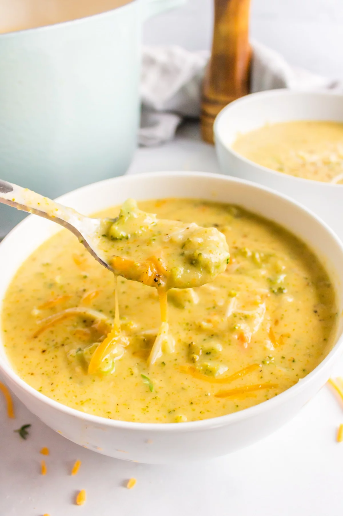 köstliche Käsesuppe mit geriebenen Karotten und Brokkoli