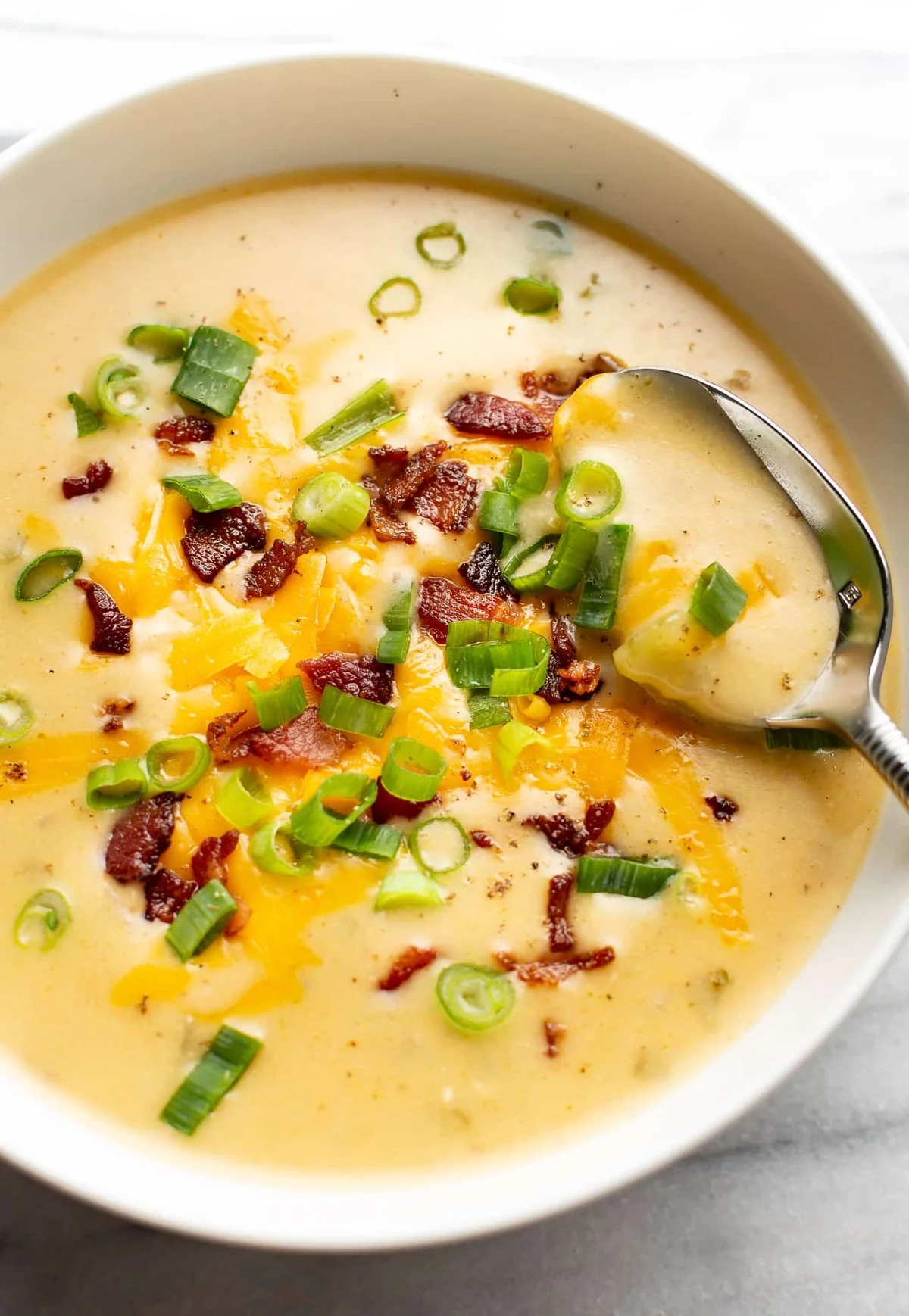 eine Schüssel Käsesuppe mit Speck und Schnittlauch 