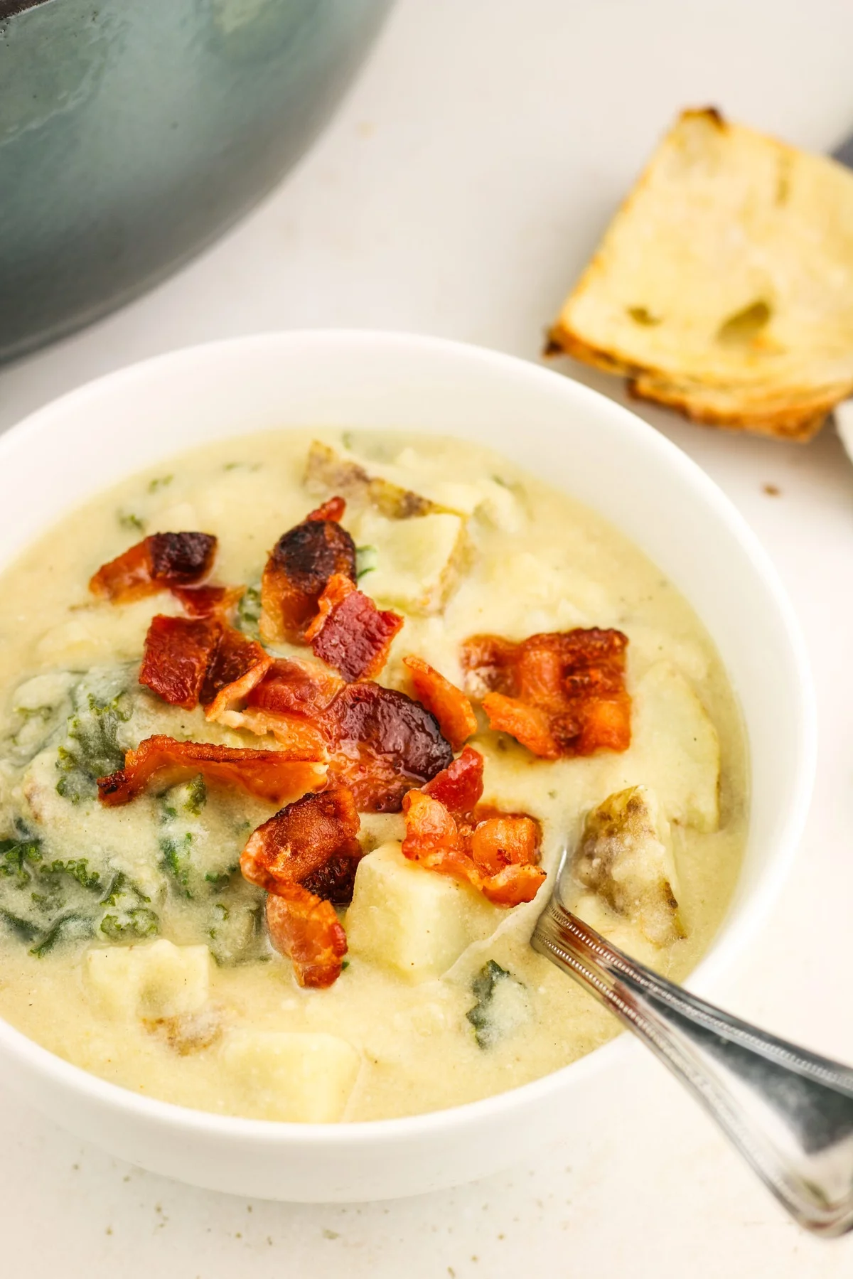 köstliche Käsesuppe mit Brokkoli, Speck und Croutons 