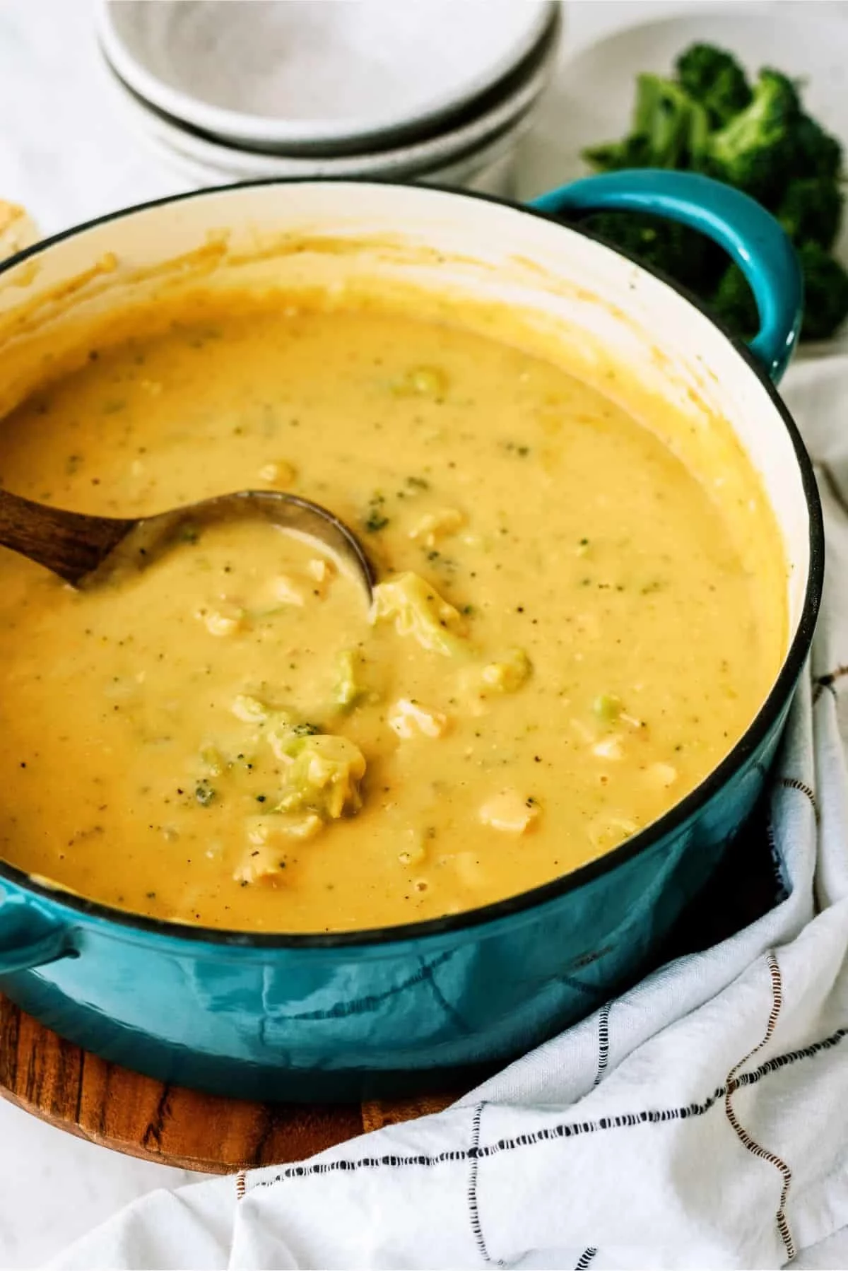 Käsesuppe mit Brokkoli im großen Topf kochen 
