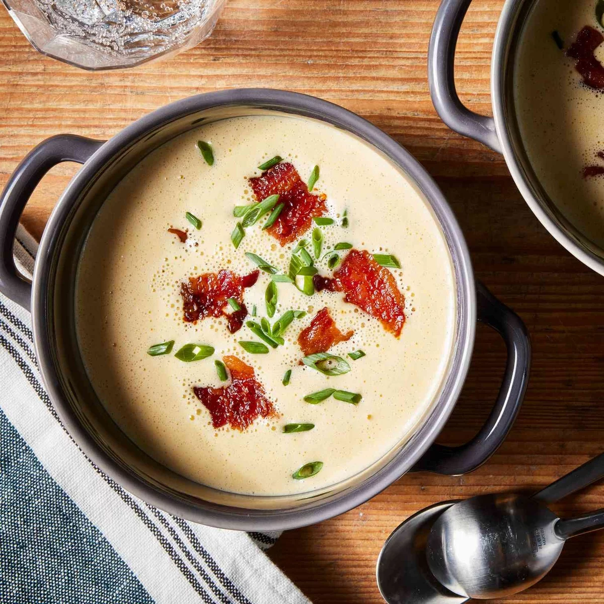 leichte Käsesuppe mit wenig Speck und Schnittlauch 