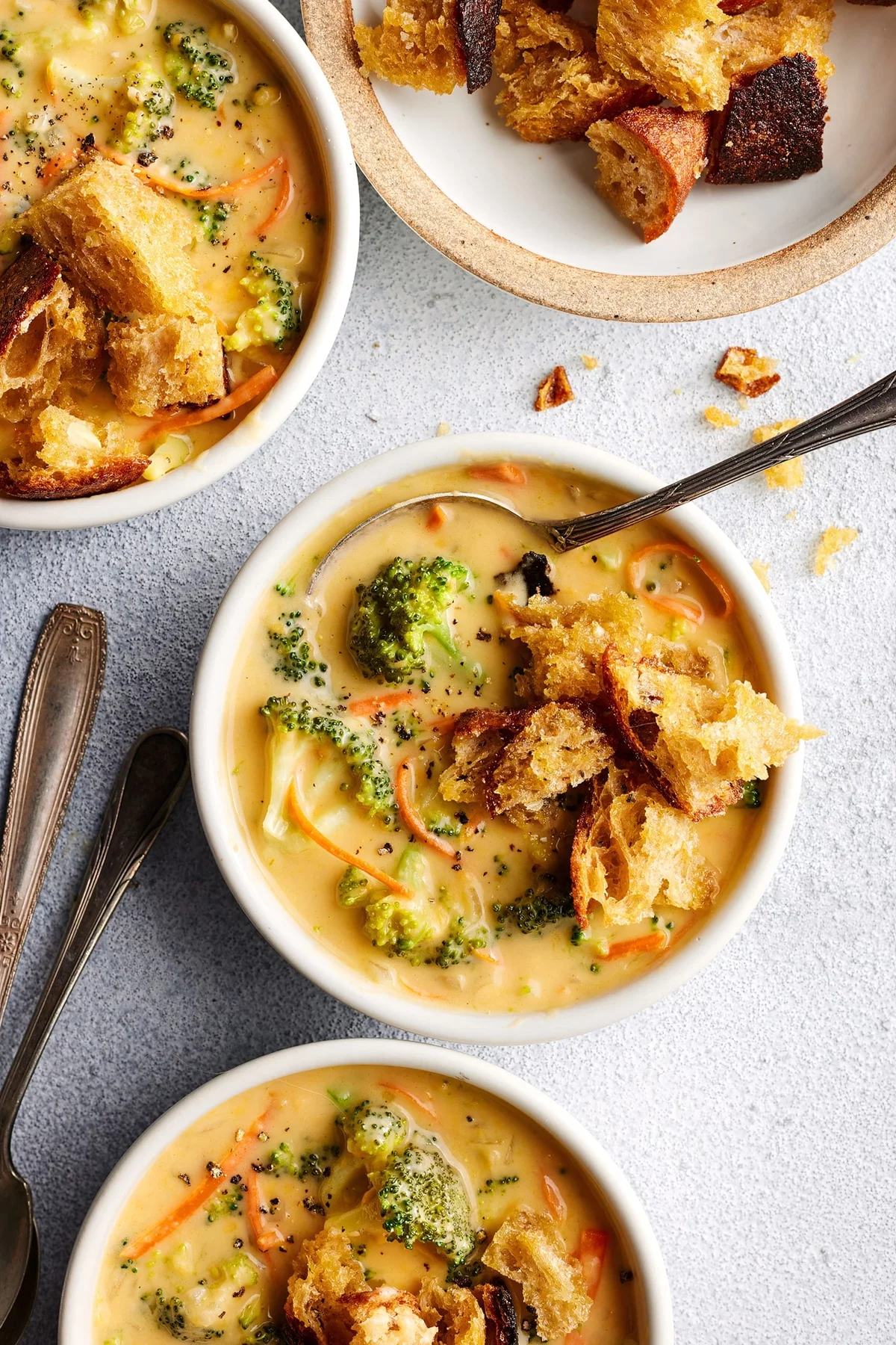 leckere Käsesuppe mit Brokkoli mit frisch gebackenem Brot serviert