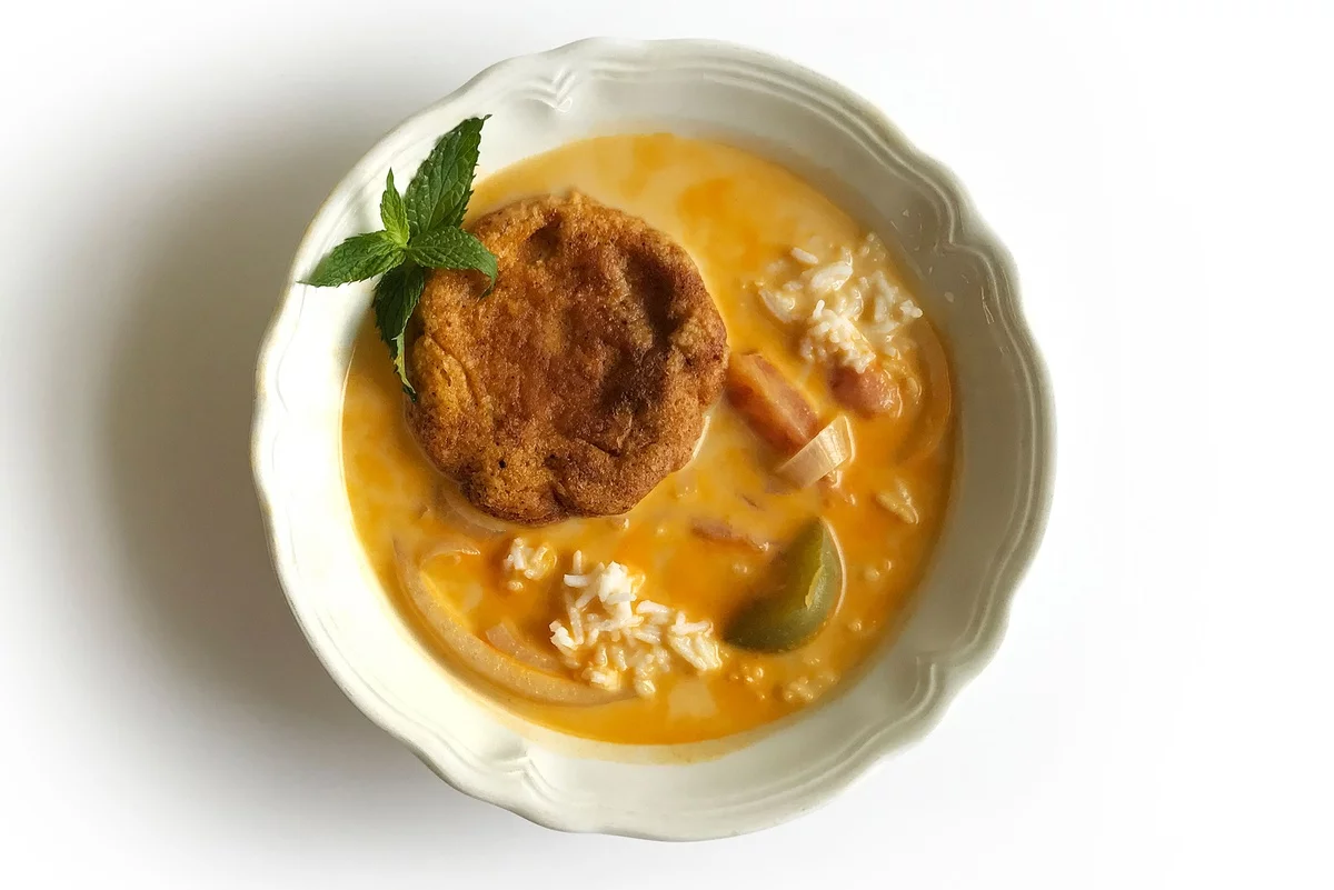 leckere Käsesuppe mit Bulette serviert