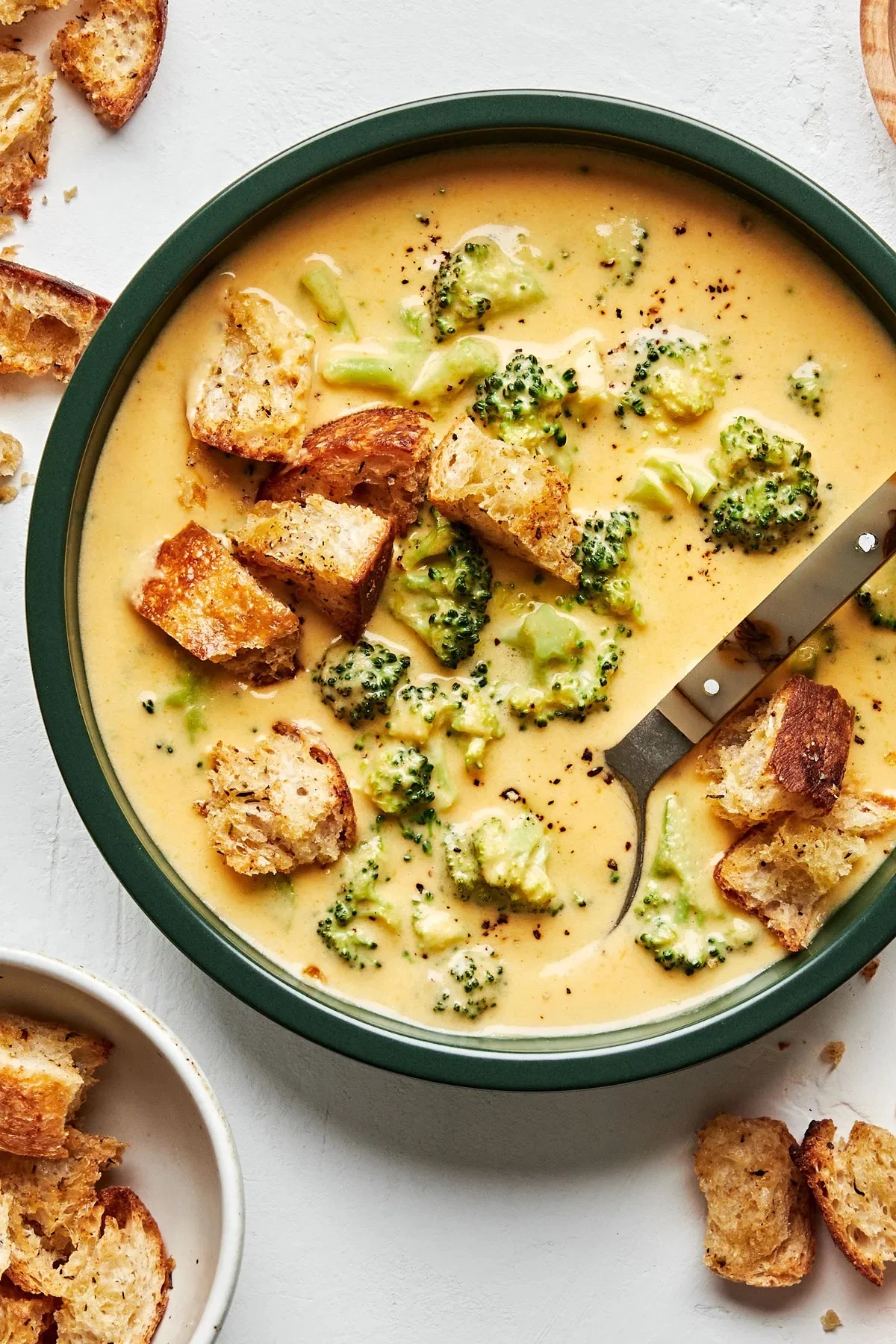 leckere Käsesuppe mit Brokkoli und Croutons 