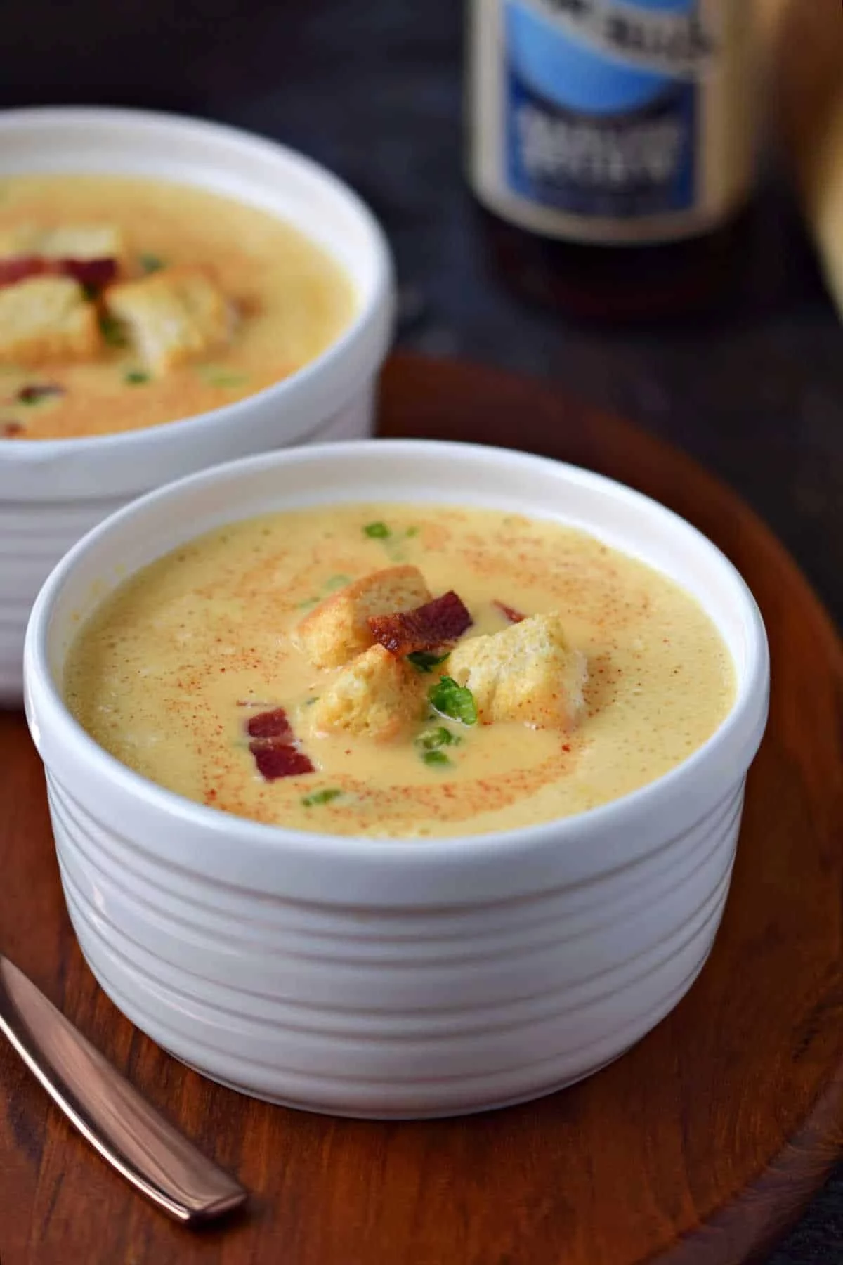 appetitliche Käsesuppe mit Croutons 