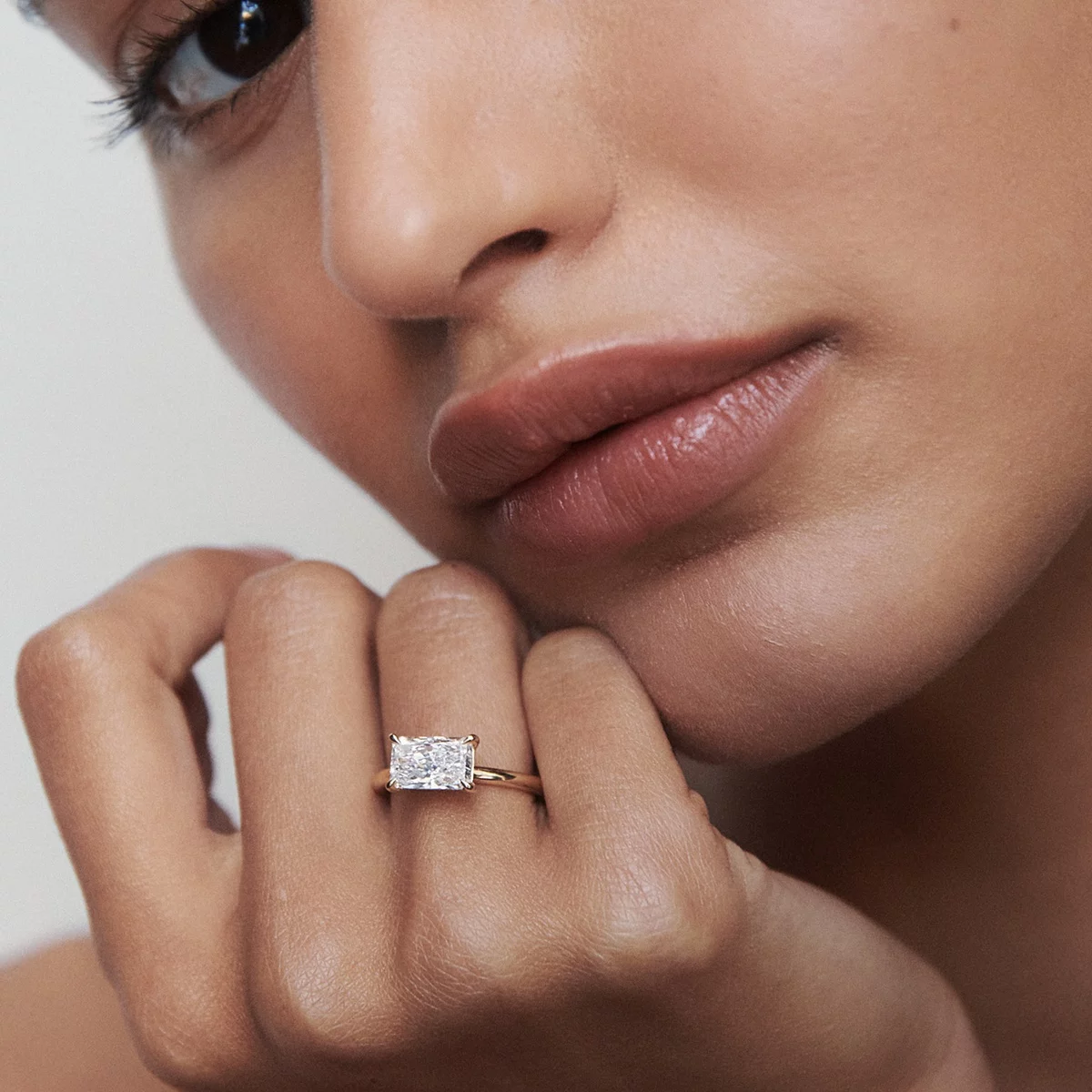 Verlobungsring Frau aus Gelbgold mit Edelstein 