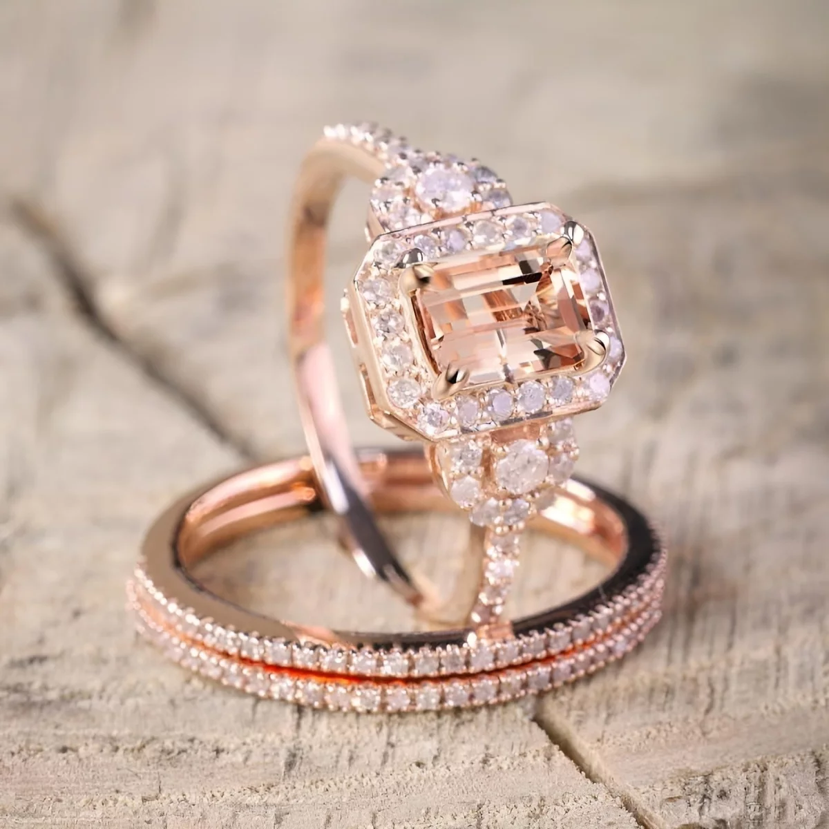 zwei Verlobungsringe aus Rosegold mit Edelsteinen 