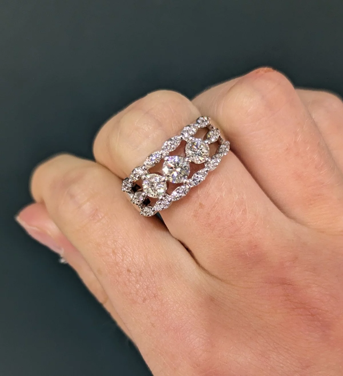 Verlobungsring Frau mit kleinen Diamanten 