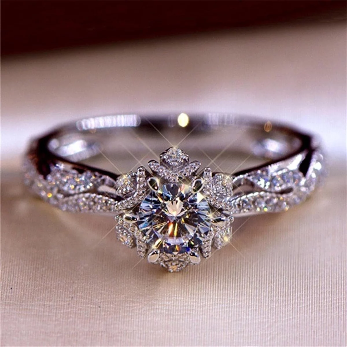 klassisches Modell Verlobungsring Frau aus Platin 