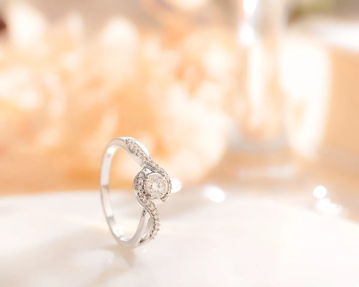 moderner Verlobungsring Frau in geschwungener Form 