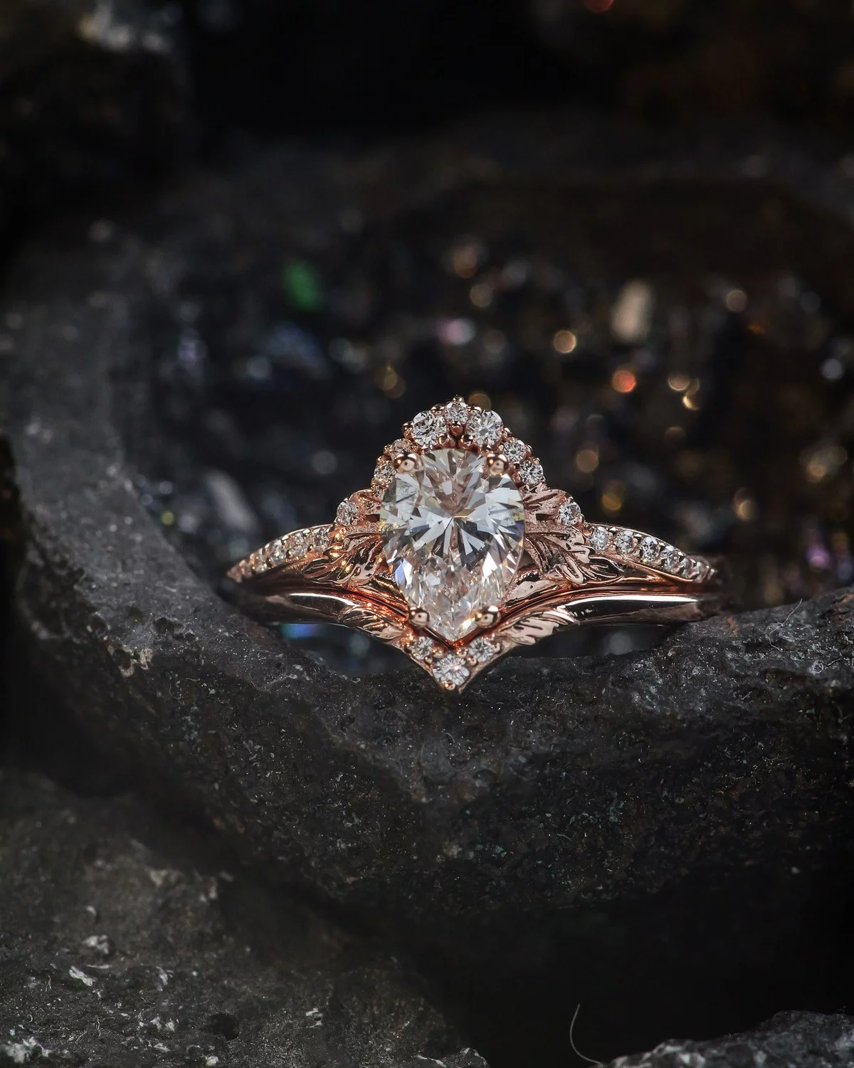 interessanter Verlobungsring Frau auf schwarzem Untergrund 