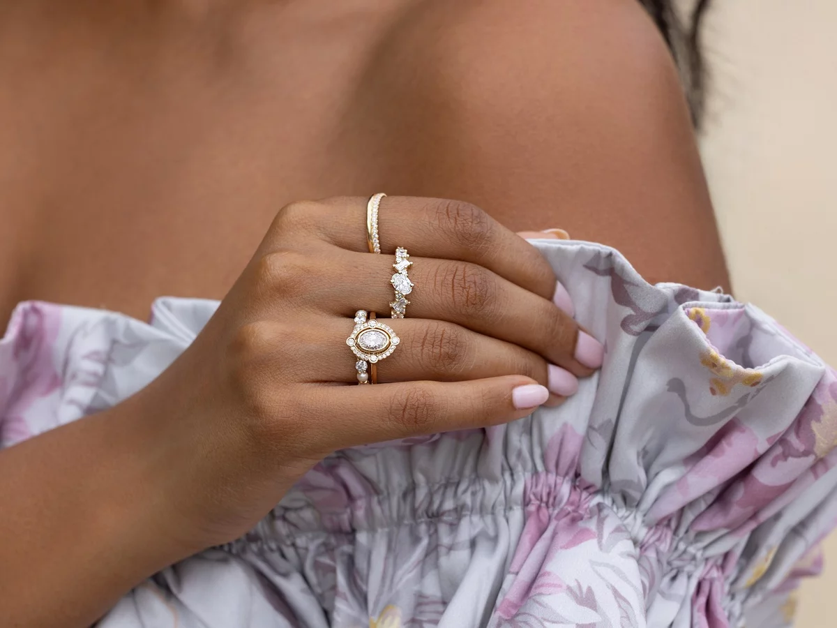 drei Ringe schmücken die Hand dieser Dame 