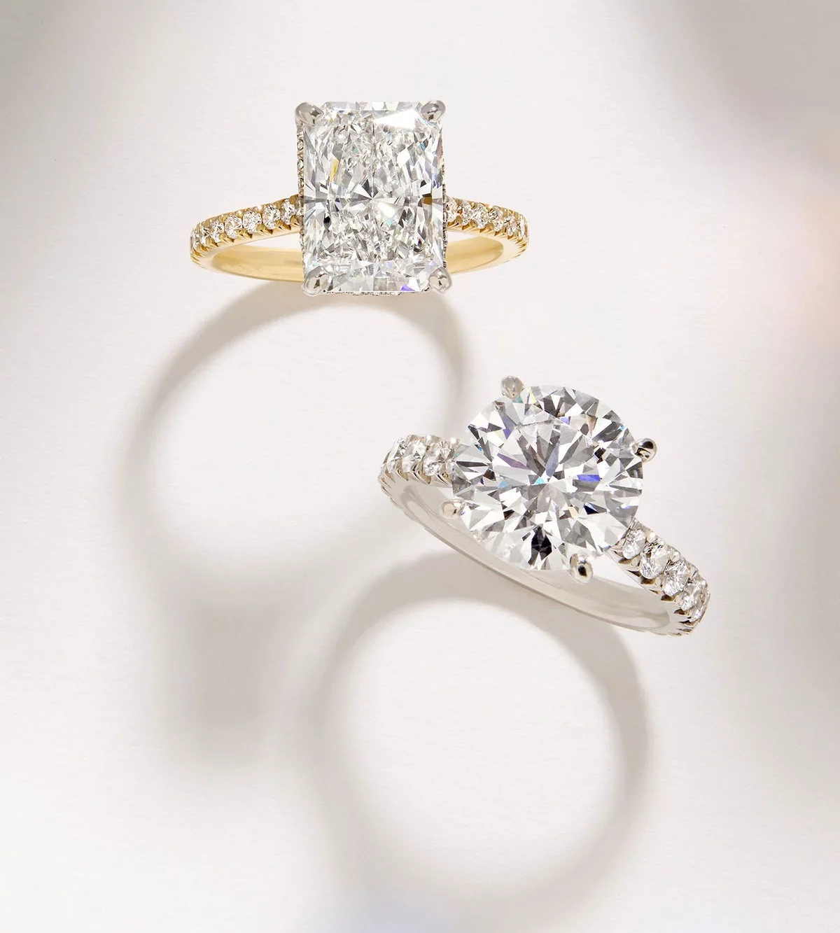 zwei Verlobungsringe aus Gelb- und Weißgold mit Diamanten 