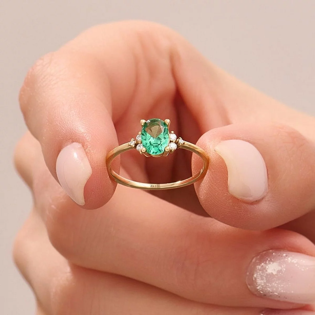 Verlobungsring Frau aus Gelbgold mit grünem Smaragd
