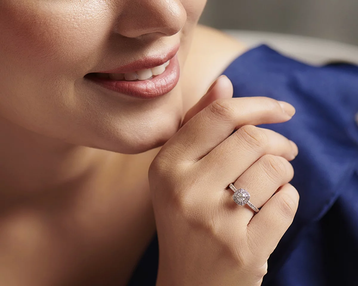 schönes Modell Verlobungsring Frau mit kleinen Edelsteinen 