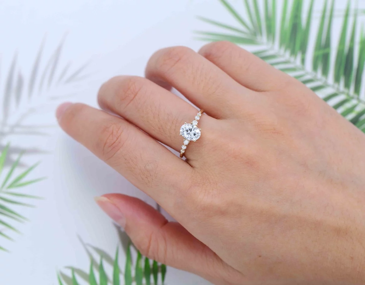 schöner Verlobungsring Frau mit Diamanten 