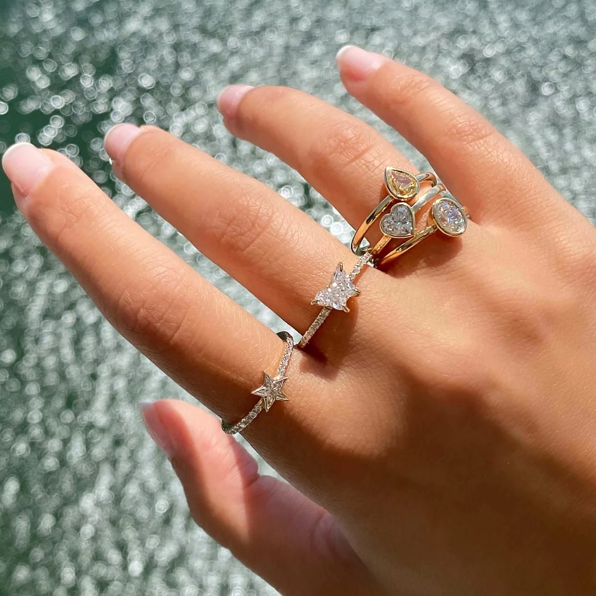 viele stilvolle Verlobungsrine schmücken die Frauenhand 