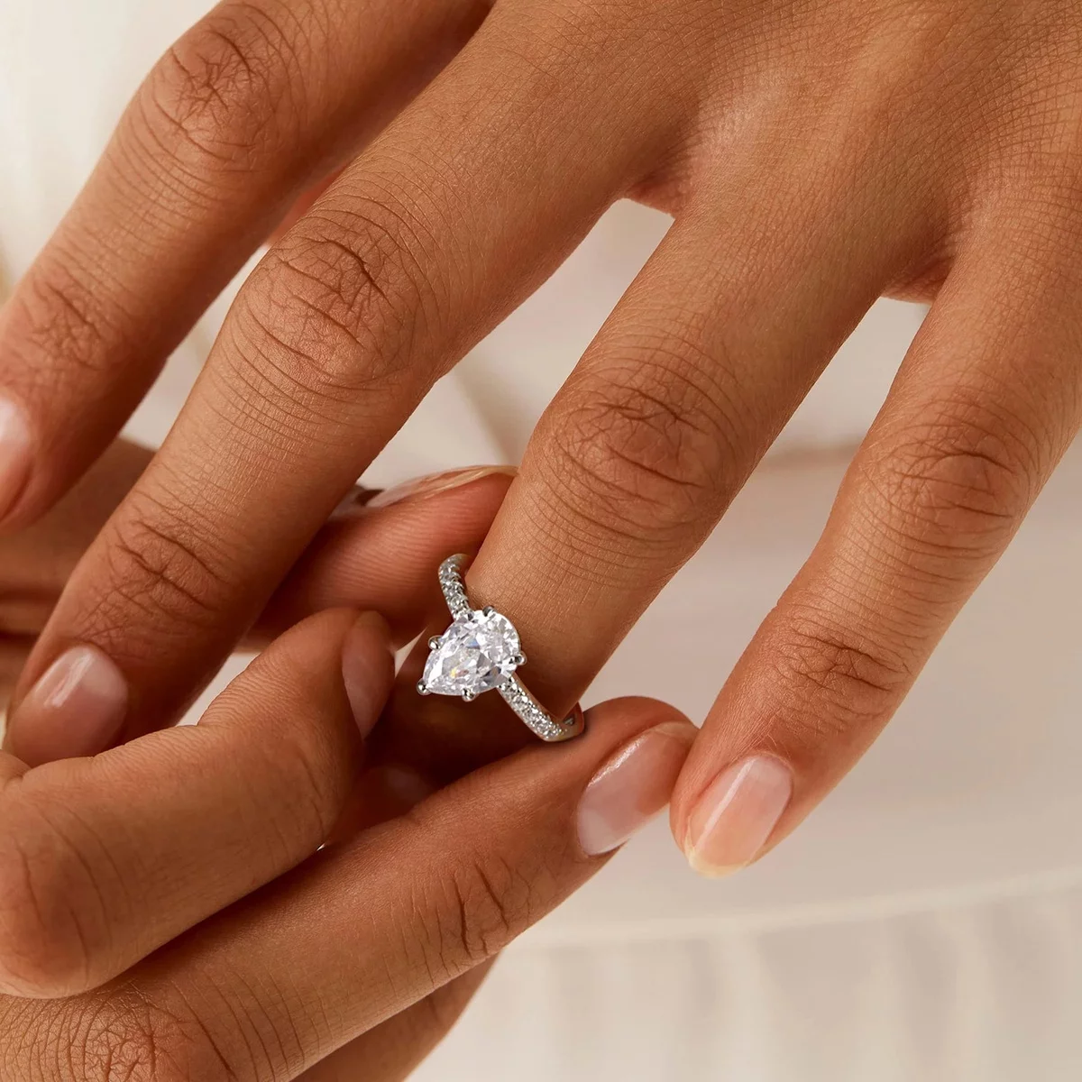 Verlobungsring Frau in ausgefallener Form mit Diamanten 