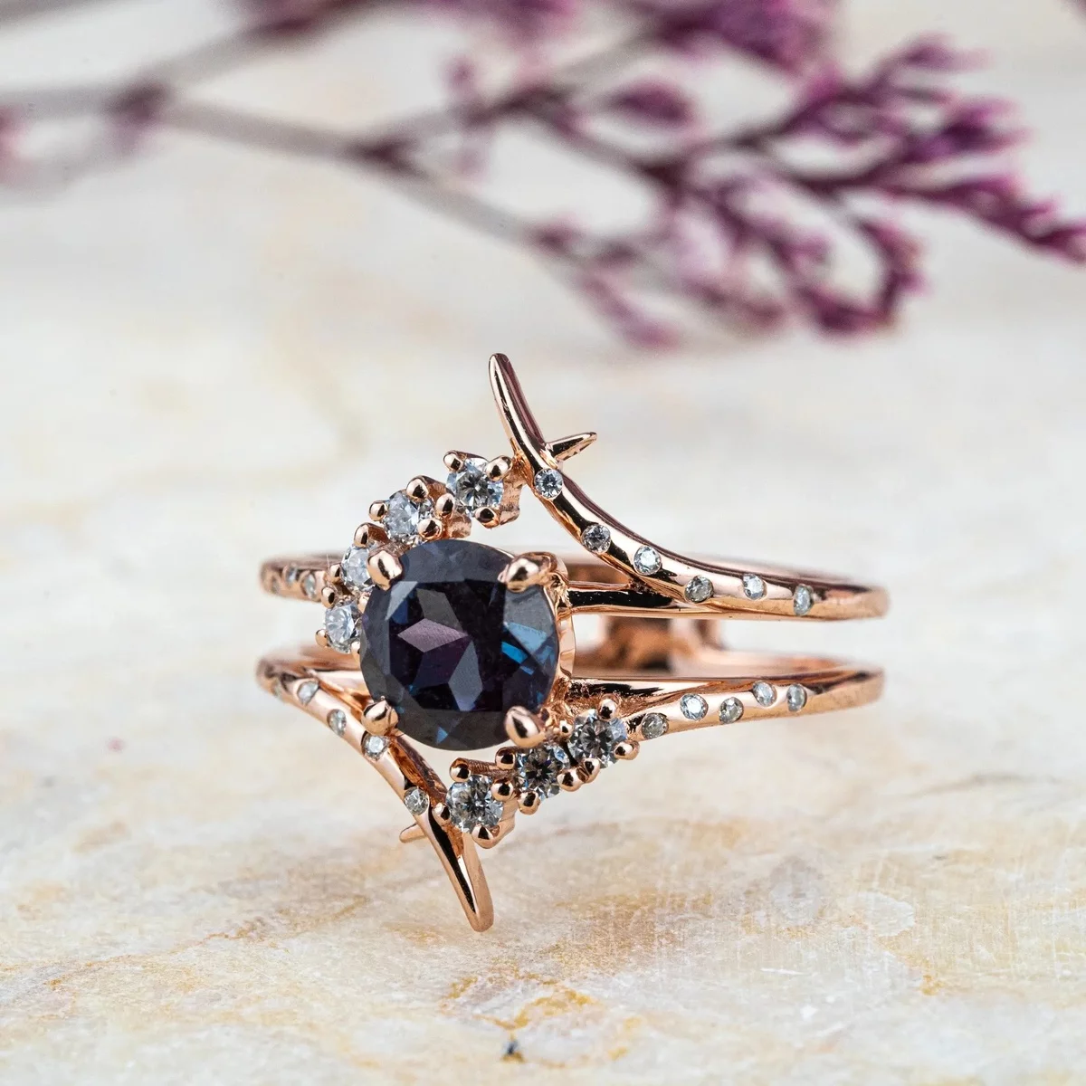 Verlobungsring Frau aus Gelbgold mit dunkelblauem Saphir 