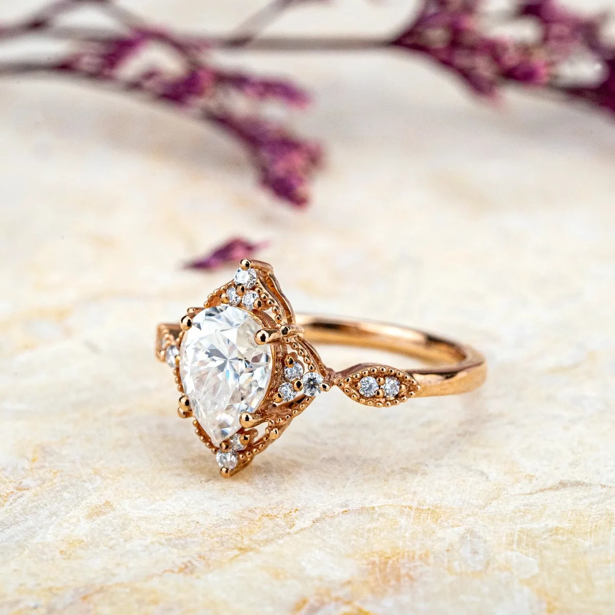 Verlobungsring aus Gelbgold mit vielen Edelsteinen 