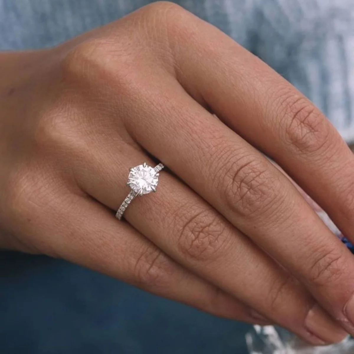 Verlobungsring Frau mit einem großen und vielen kleinen Diamanten