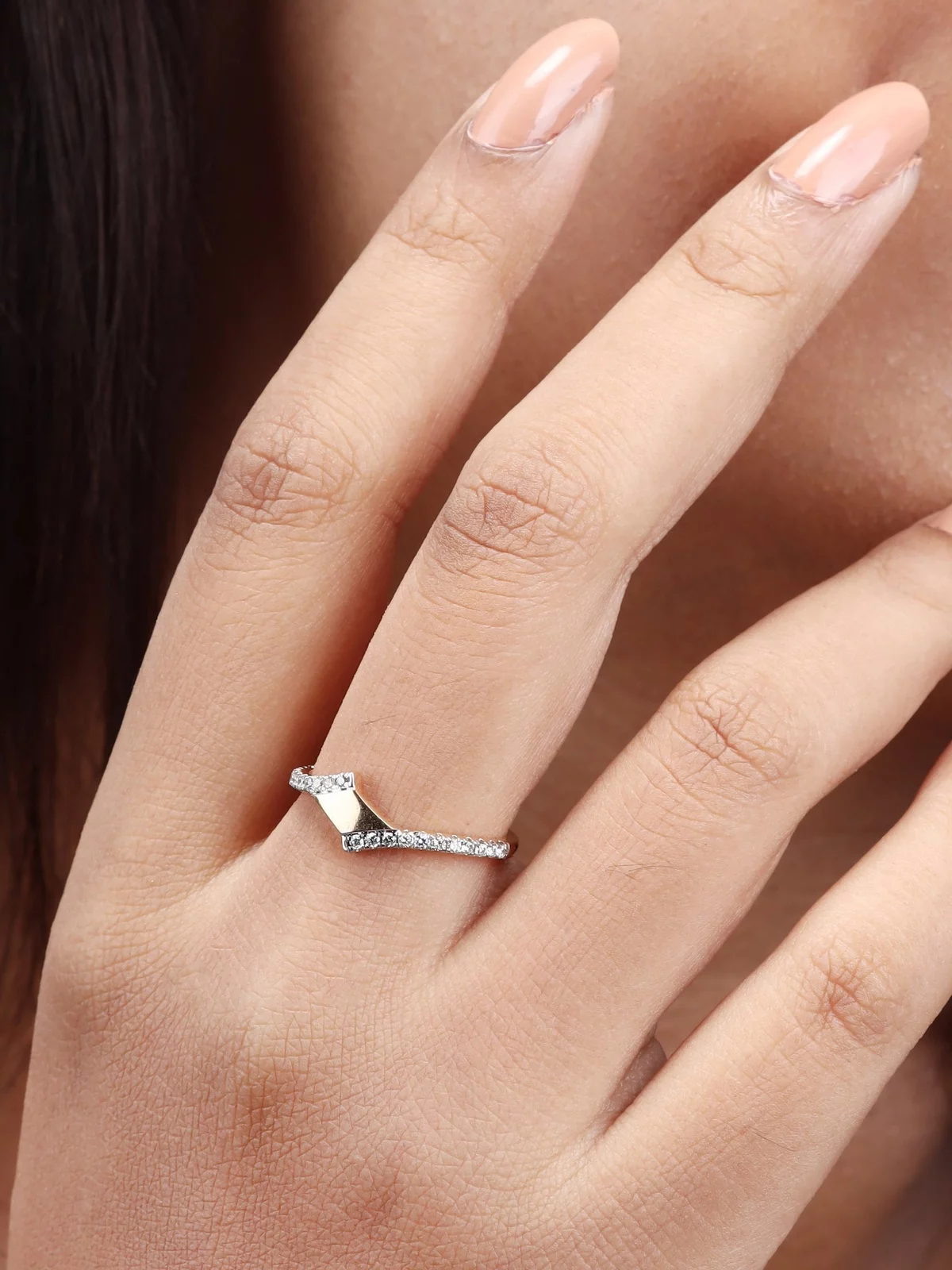 stilvoller Verlobungsring Frau aus Platin mit kleinen Edelsteinen 