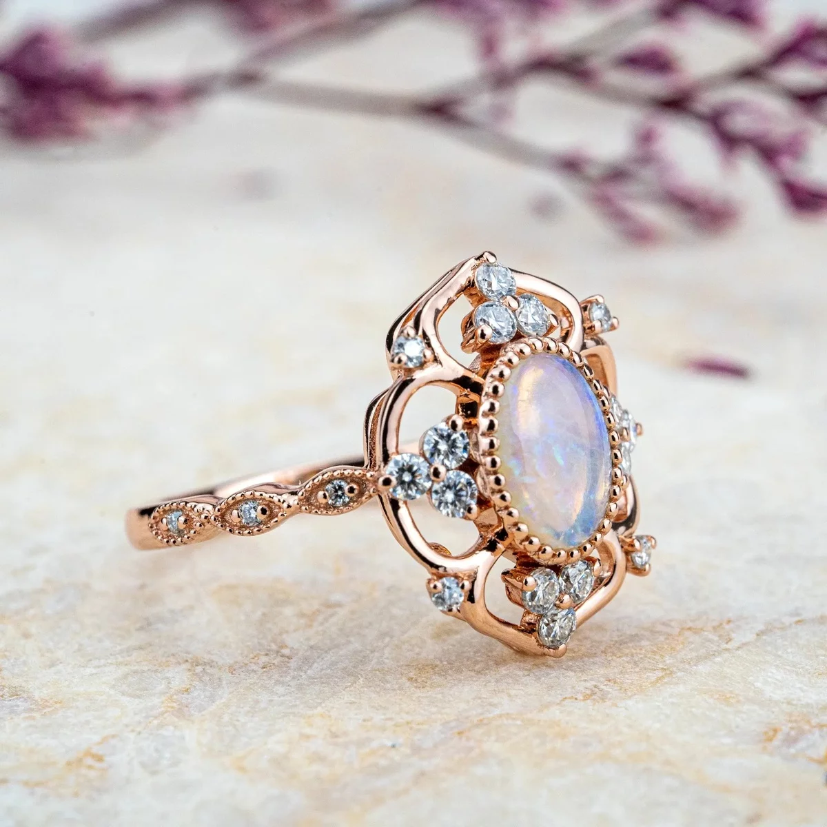 prächtiger Verlobungsring Frau aus Rosegold und mit Edelsteinen 