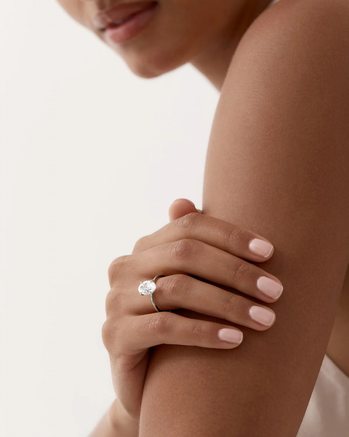 feiner Verlobungsring Frau mit großem Diamanten 