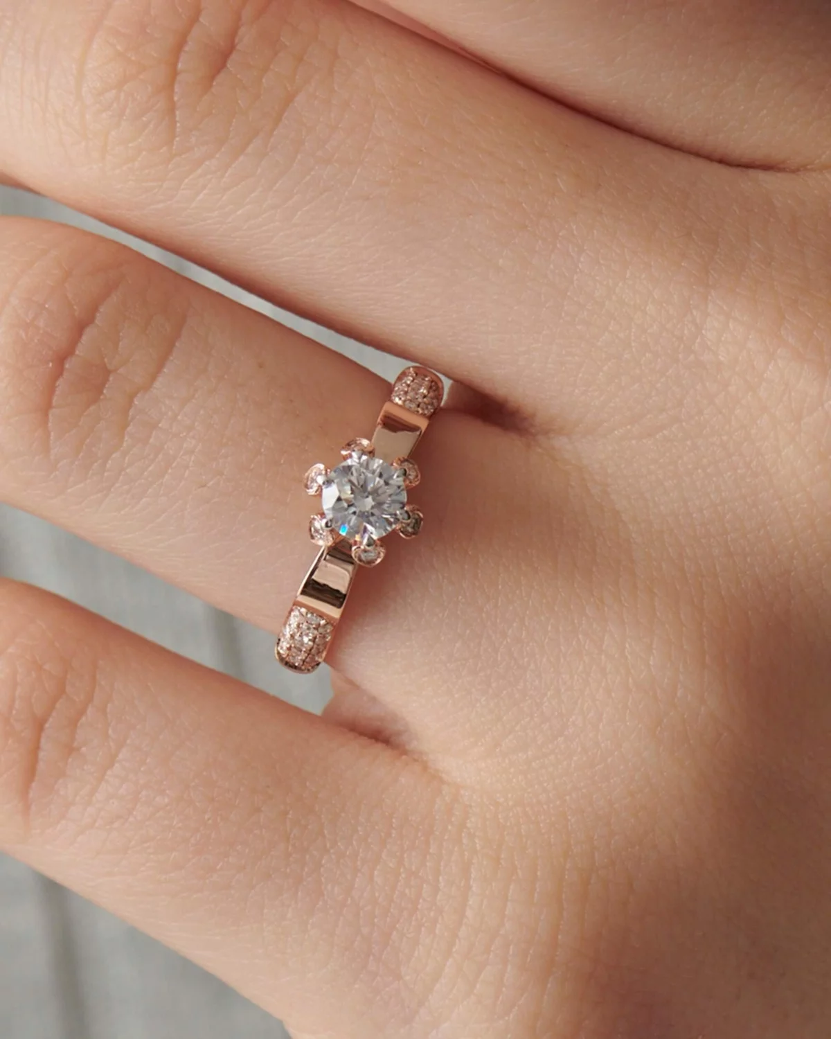 stilvoller Verlobungsring Frau aus Rosegold mit Edelsteinen 