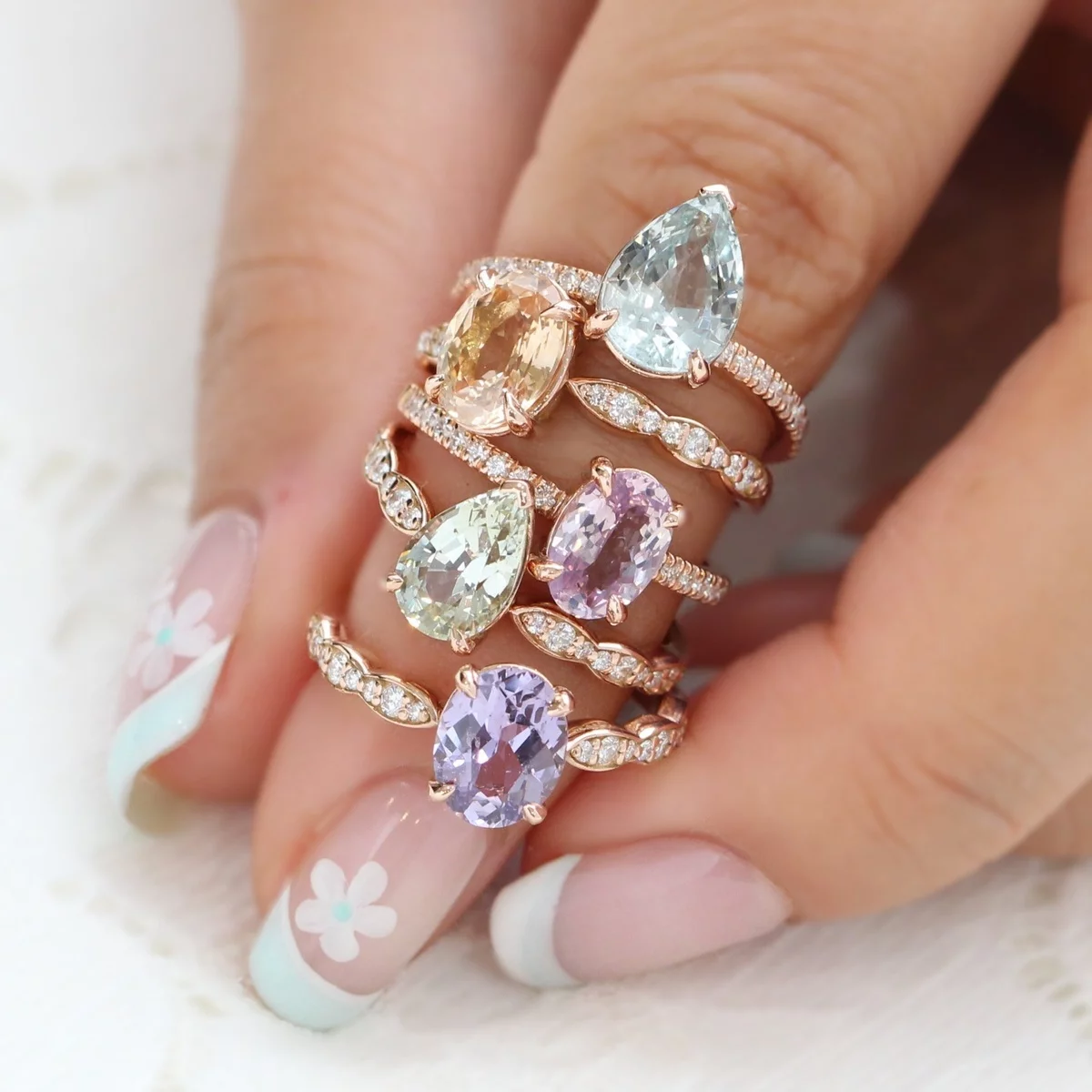 stilvoll ausgearbeitete Verlobungsringe aus verschiedenen Edelsteinen 