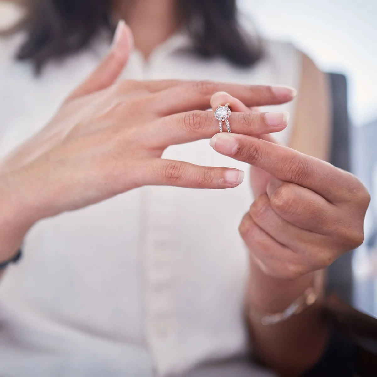 Verlobungsring Frau aus Weißgold mit Edelsteinen 