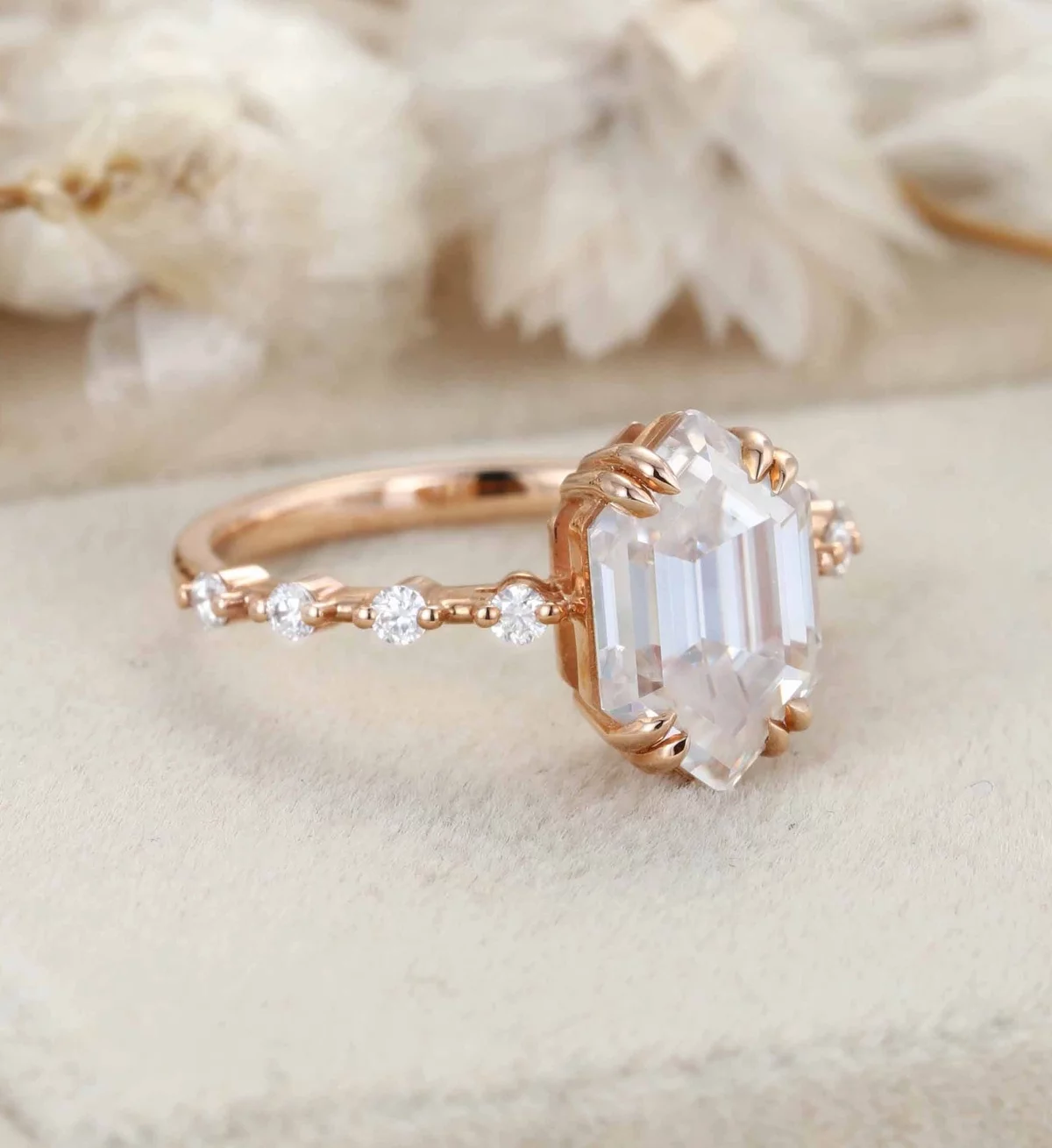 Verlobungsring Frau aus Gold mit Edelsteinen 