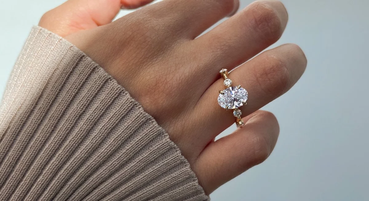 sehr zart aussehender Verlobungsring Frau aus Gold mit Edelsteinen 