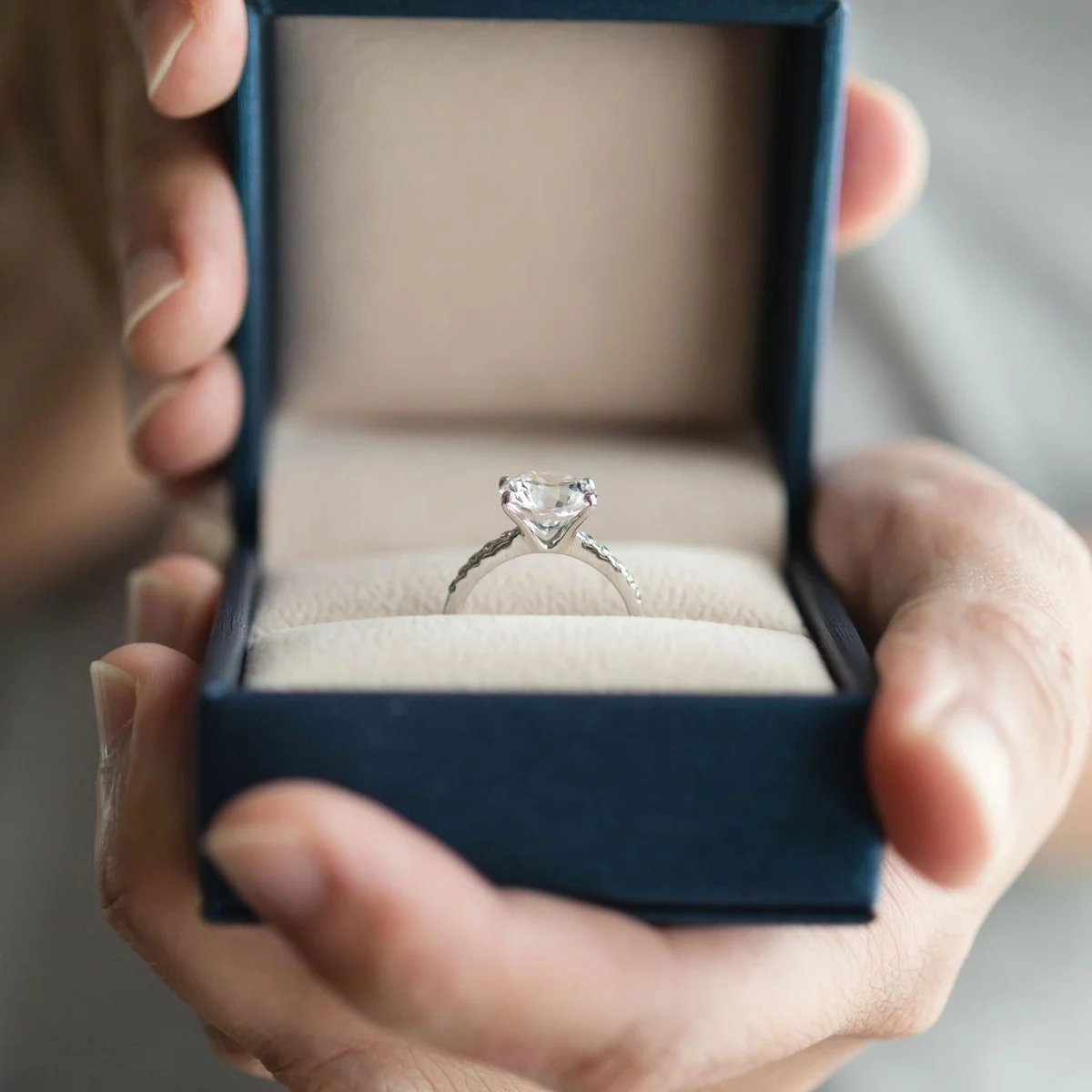 schöner Verlobungsring Frau in passender Schmuckbox